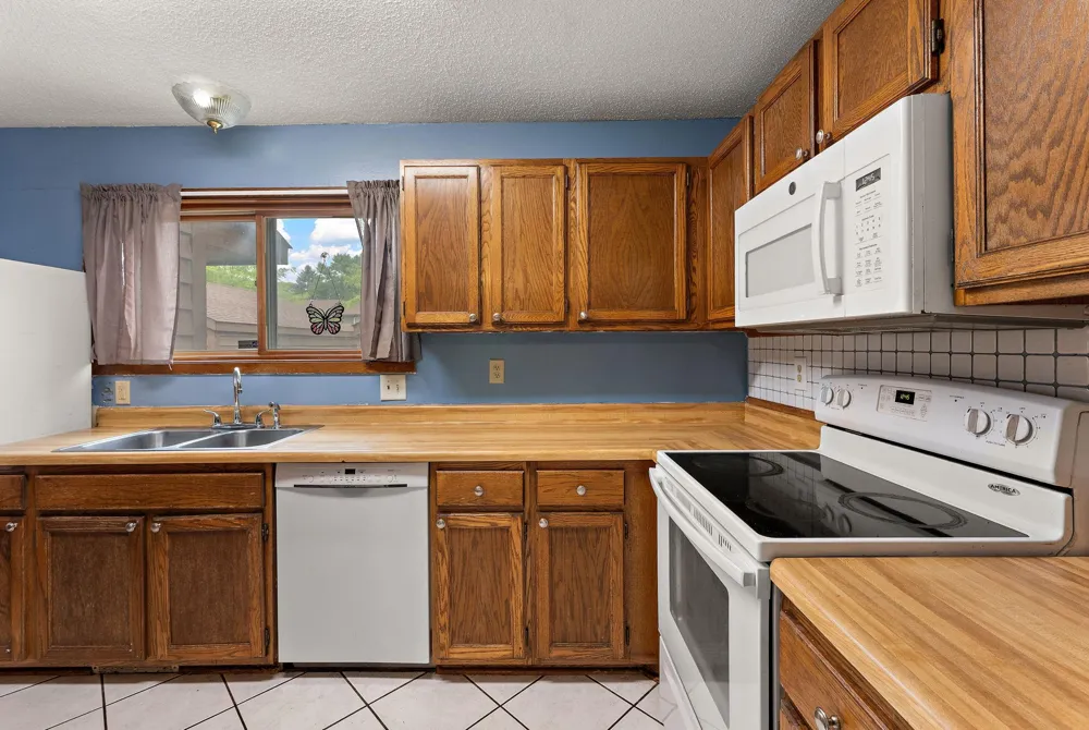 2460 Crestwood Drive North Saint Paul, MN 55109