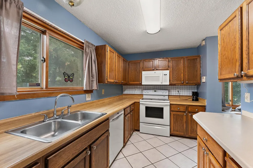 2460 Crestwood Drive North Saint Paul, MN 55109