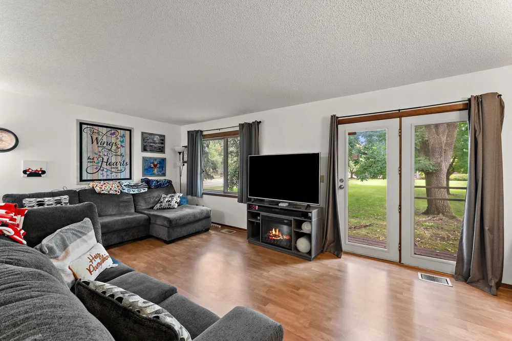 2460 Crestwood Drive North Saint Paul, MN 55109