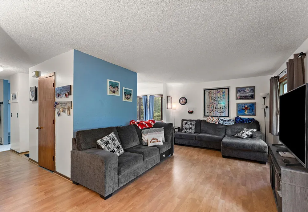 2460 Crestwood Drive North Saint Paul, MN 55109