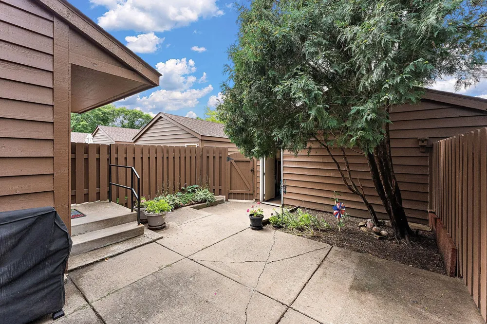 2460 Crestwood Drive North Saint Paul, MN 55109