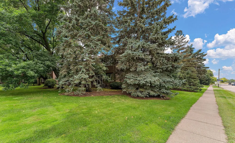 2460 Crestwood Drive North Saint Paul, MN 55109