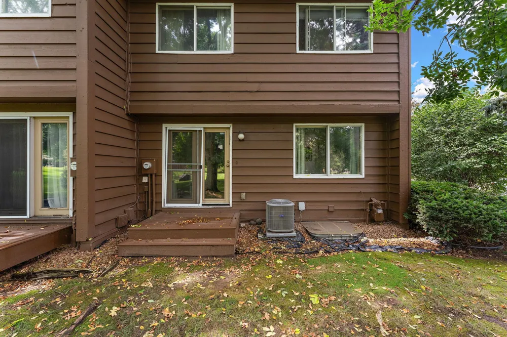 2460 Crestwood Drive North Saint Paul, MN 55109