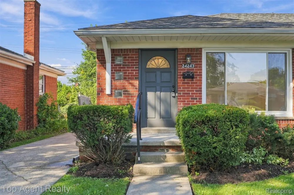 24243 Petersburg Avenue Eastpointe City, MI 48021
