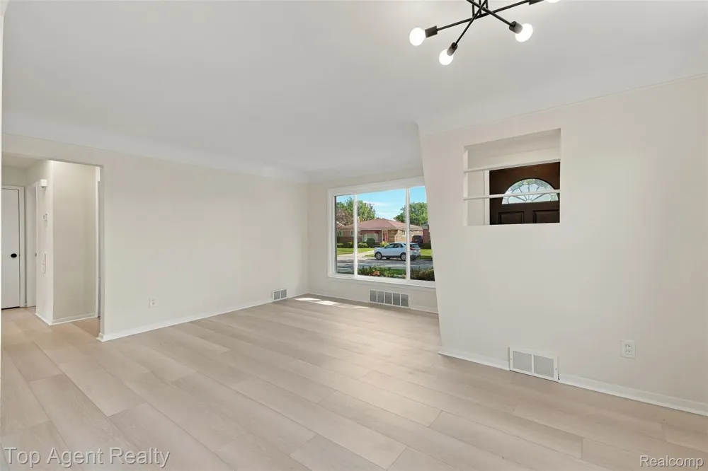 24243 Petersburg Avenue Eastpointe City, MI 48021