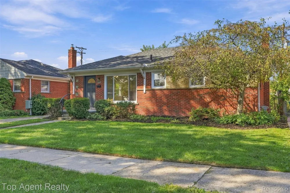 24243 Petersburg Avenue Eastpointe City, MI 48021