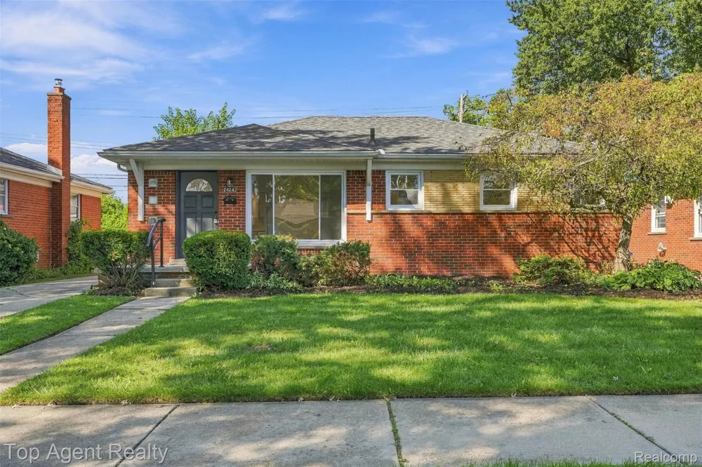 24243 Petersburg Avenue Eastpointe City, MI 48021