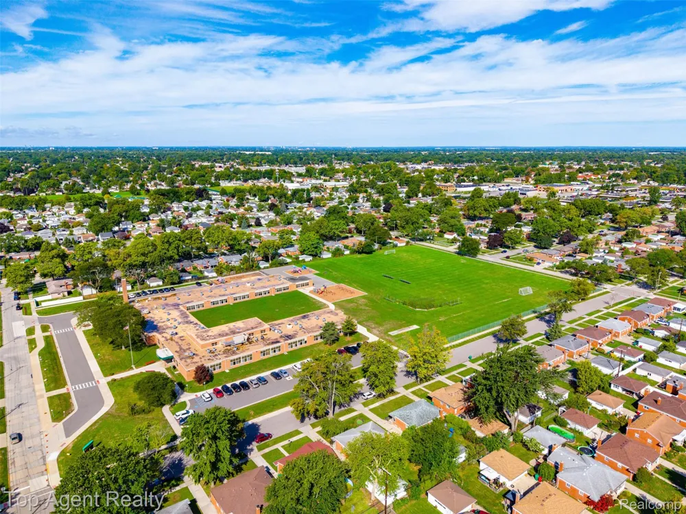 24243 Petersburg Avenue Eastpointe City, MI 48021