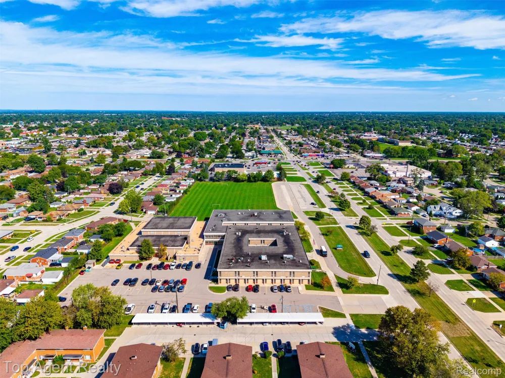 24243 Petersburg Avenue Eastpointe City, MI 48021