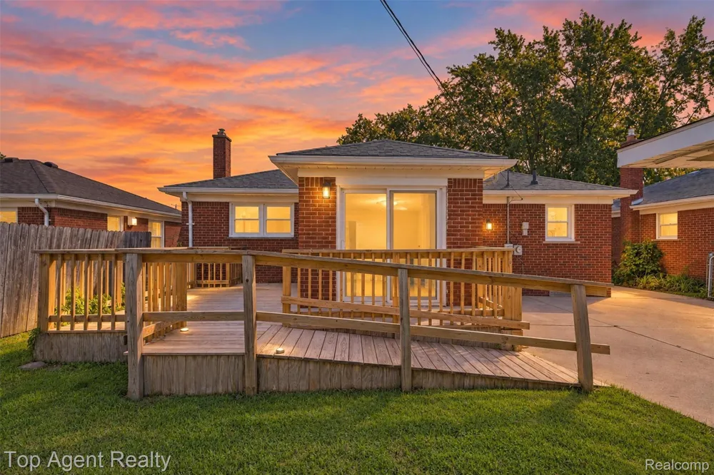 24243 Petersburg Avenue Eastpointe City, MI 48021