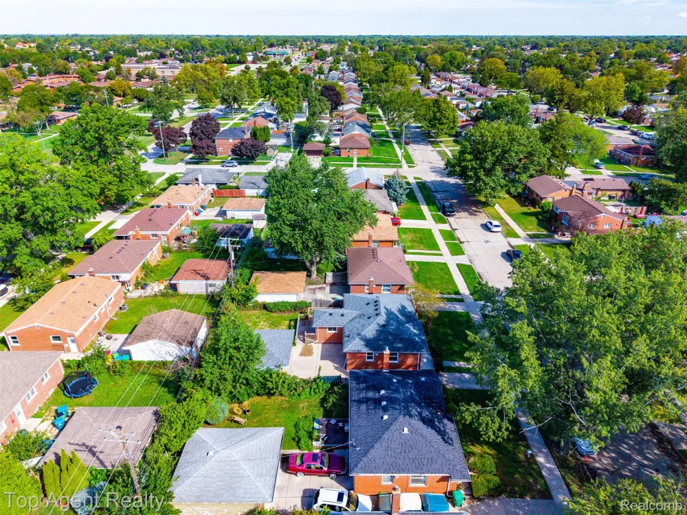 24243 Petersburg Avenue Eastpointe City, MI 48021