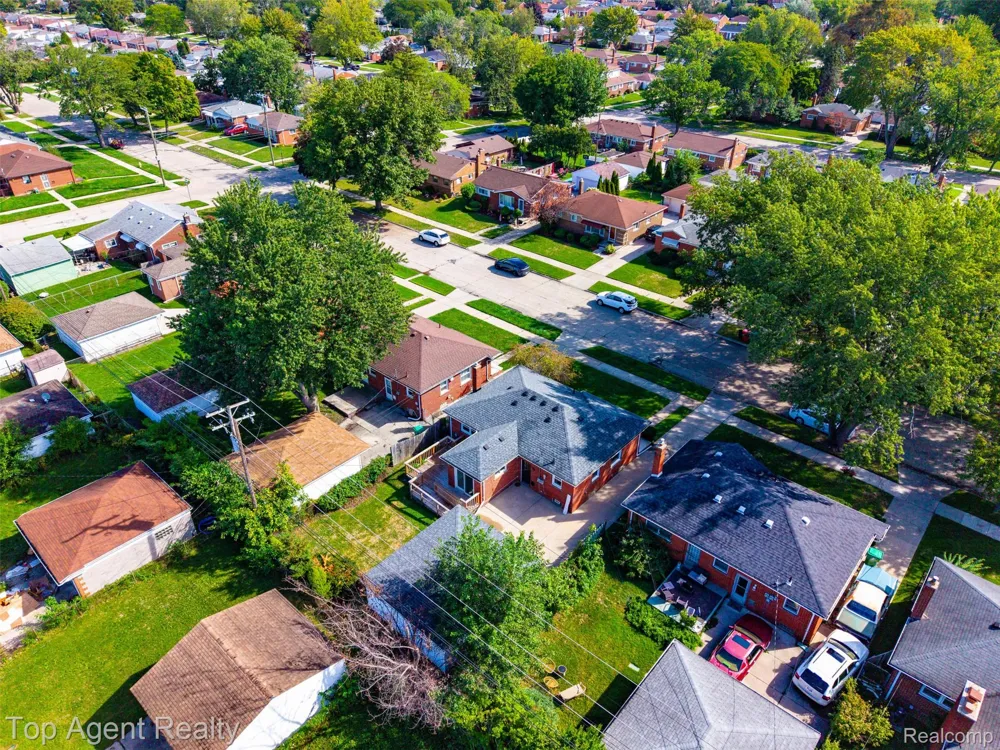 24243 Petersburg Avenue Eastpointe City, MI 48021