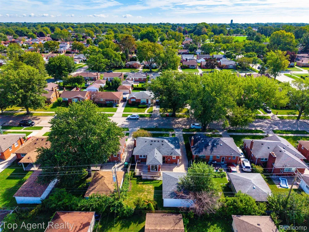 24243 Petersburg Avenue Eastpointe City, MI 48021
