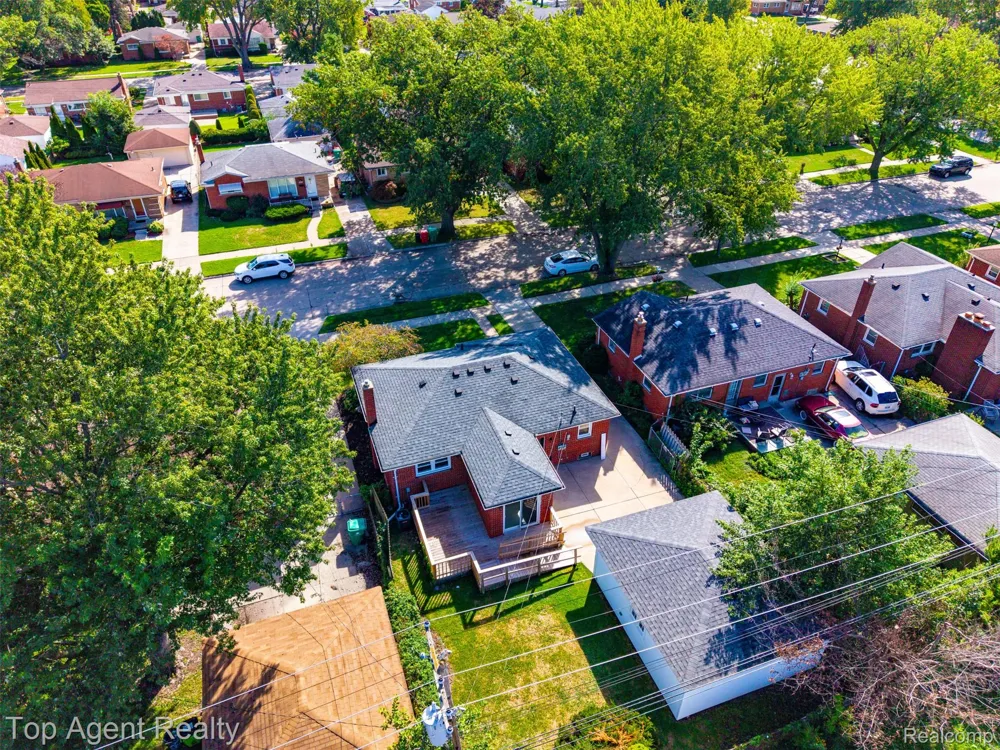 24243 Petersburg Avenue Eastpointe City, MI 48021