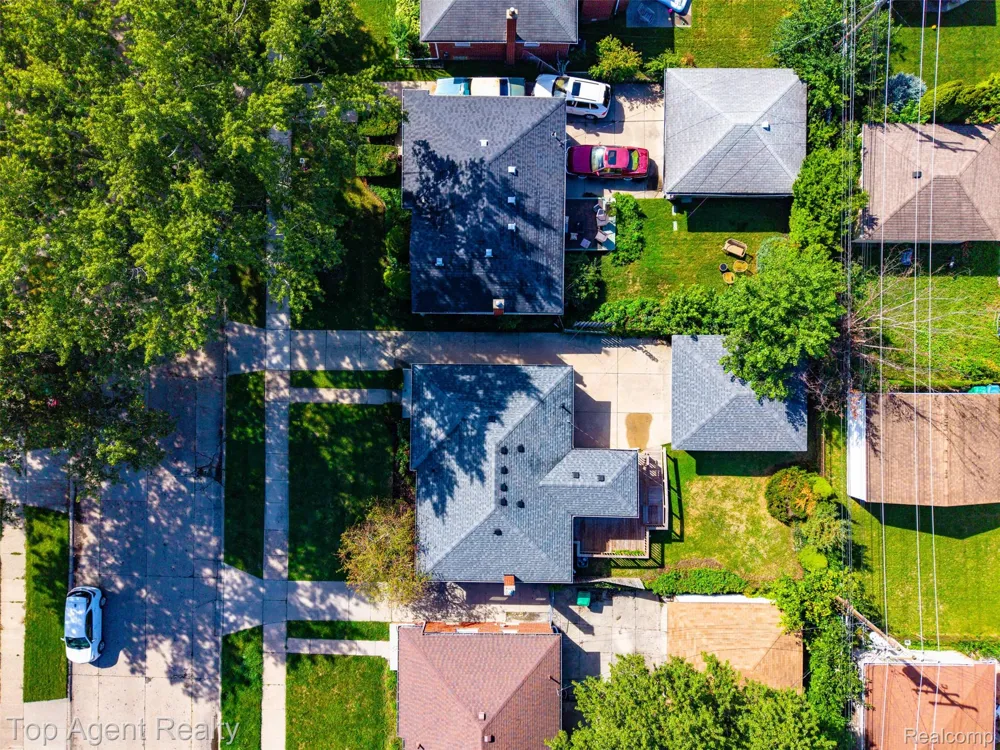 24243 Petersburg Avenue Eastpointe City, MI 48021