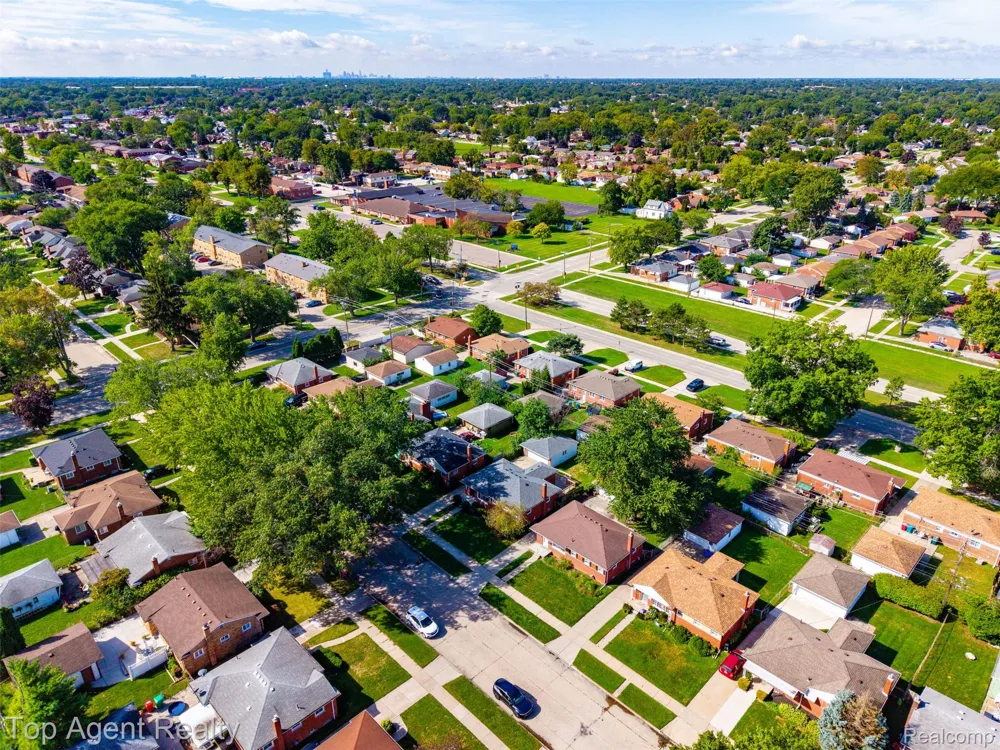 24243 Petersburg Avenue Eastpointe City, MI 48021