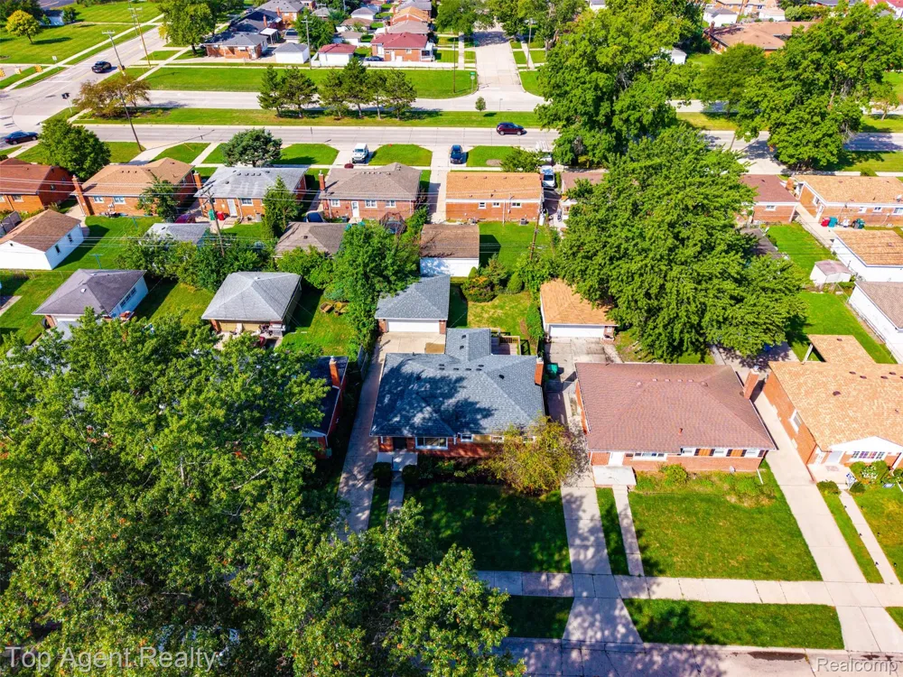 24243 Petersburg Avenue Eastpointe City, MI 48021
