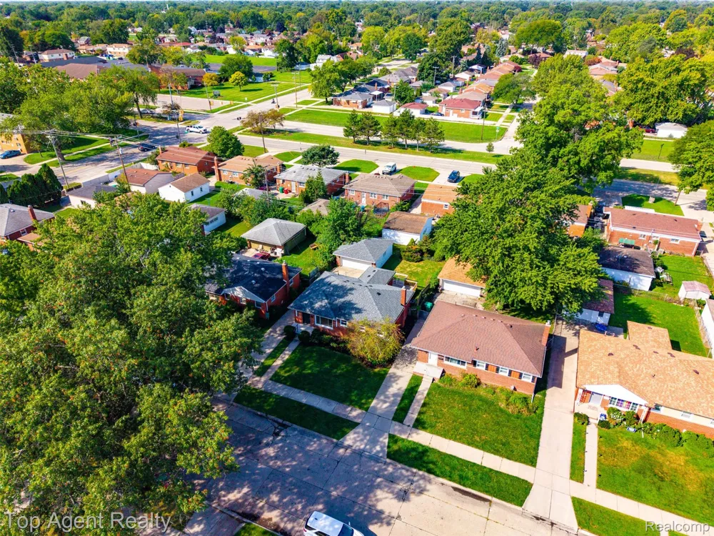 24243 Petersburg Avenue Eastpointe City, MI 48021