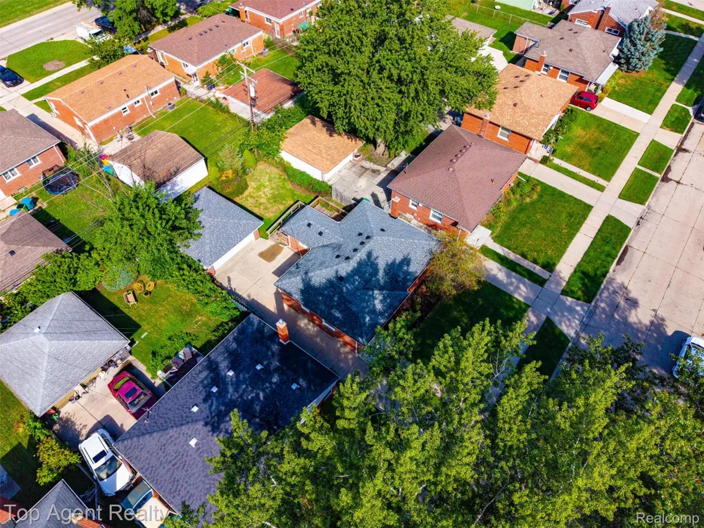 24243 Petersburg Avenue Eastpointe City, MI 48021