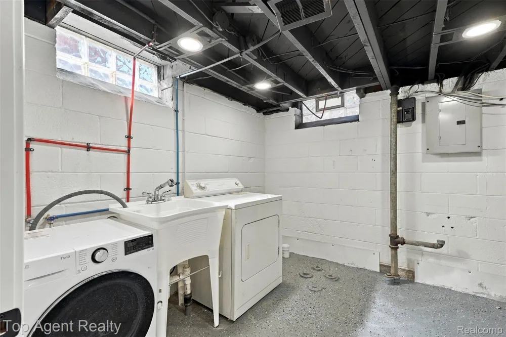 24243 Petersburg Avenue Eastpointe City, MI 48021