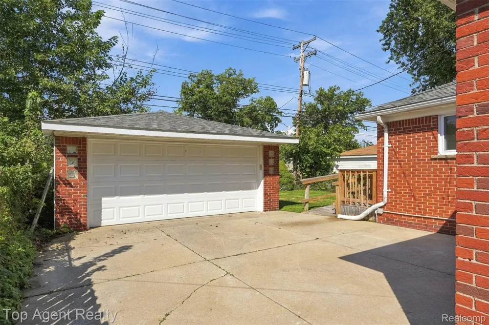 24243 Petersburg Avenue Eastpointe City, MI 48021