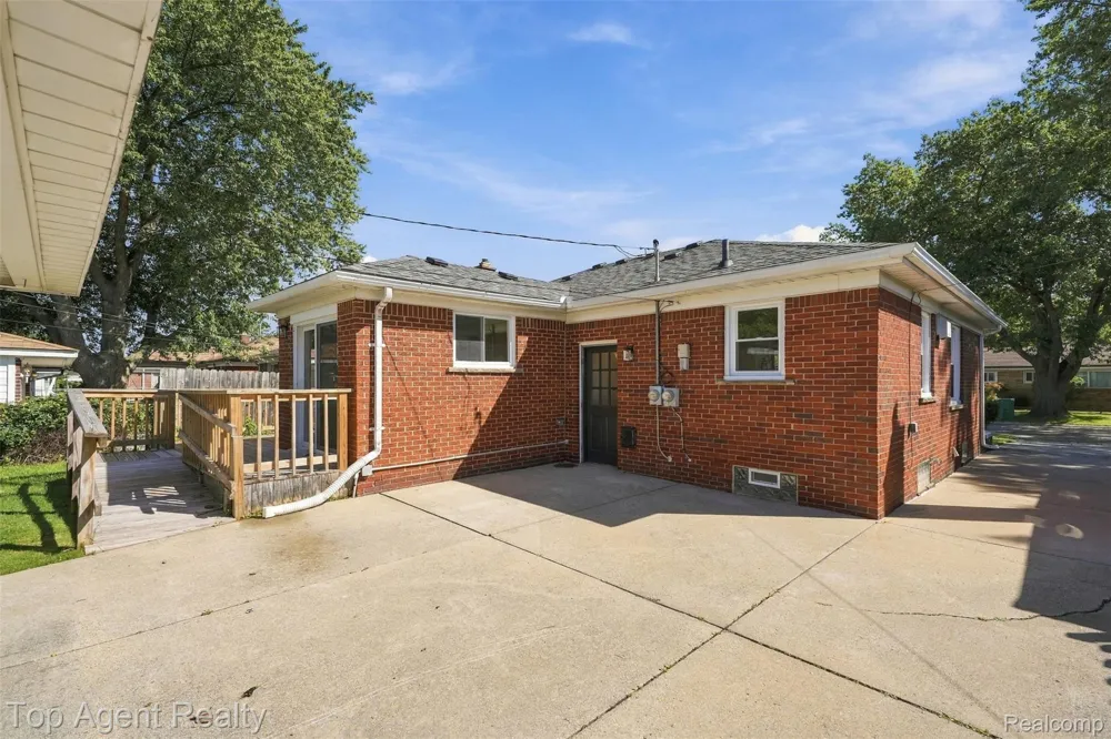 24243 Petersburg Avenue Eastpointe City, MI 48021