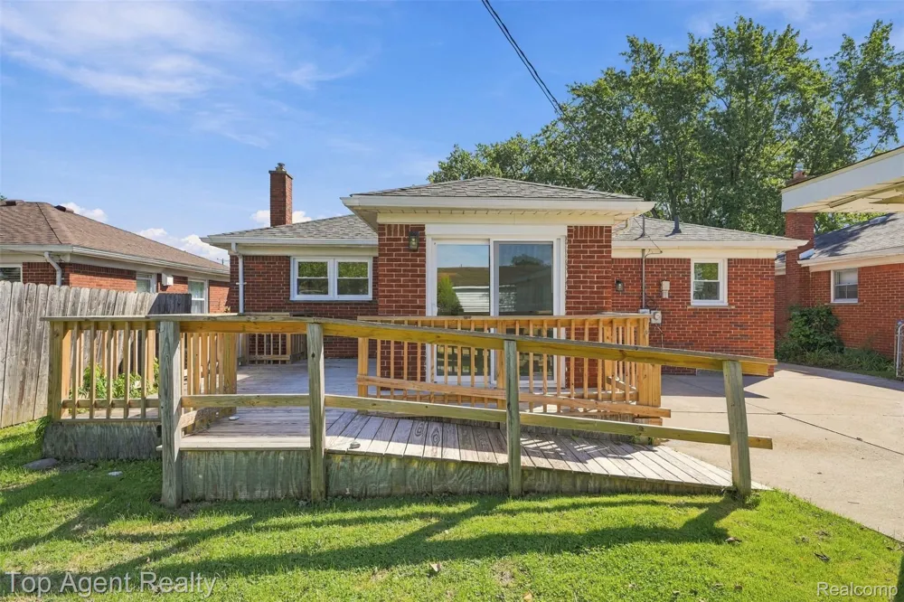 24243 Petersburg Avenue Eastpointe City, MI 48021