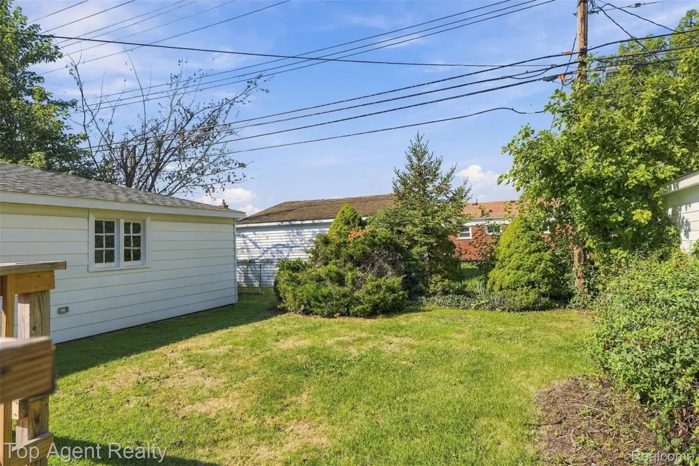 24243 Petersburg Avenue Eastpointe City, MI 48021