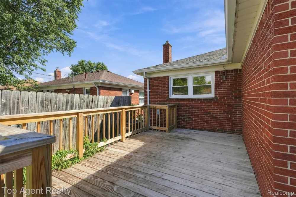 24243 Petersburg Avenue Eastpointe City, MI 48021