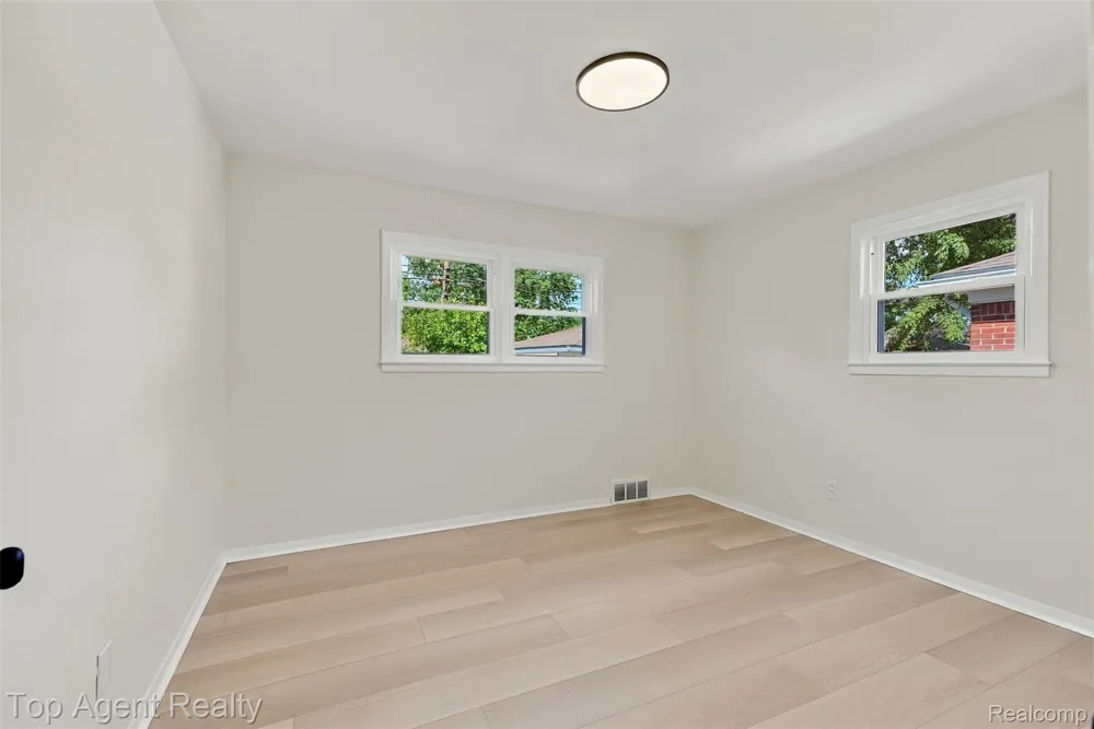 24243 Petersburg Avenue Eastpointe City, MI 48021