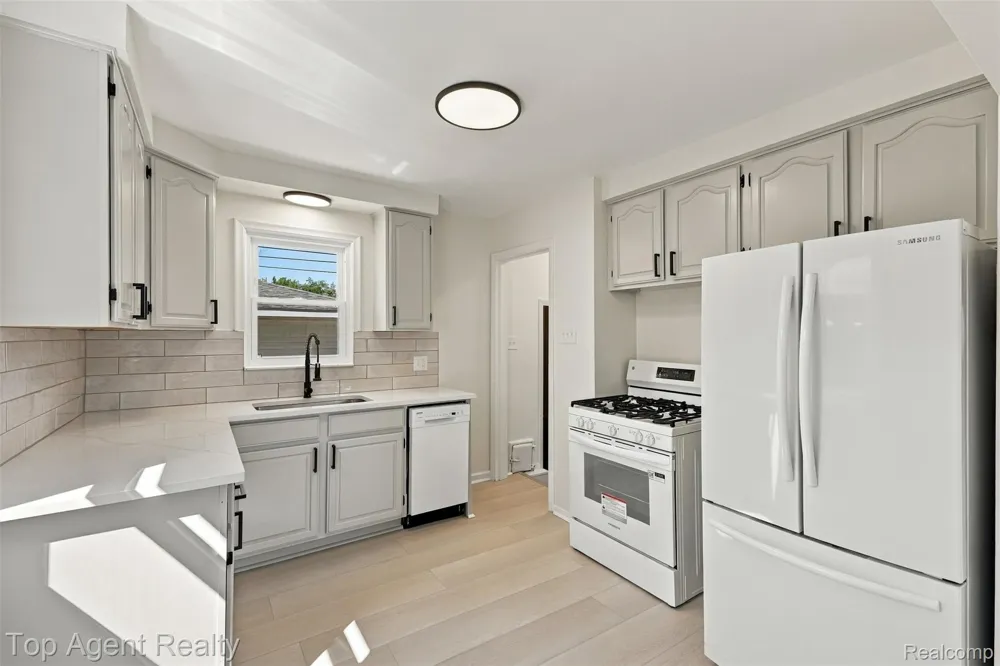 24243 Petersburg Avenue Eastpointe City, MI 48021