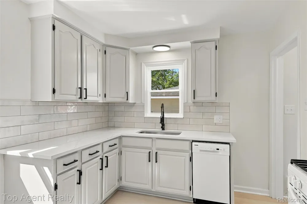 24243 Petersburg Avenue Eastpointe City, MI 48021