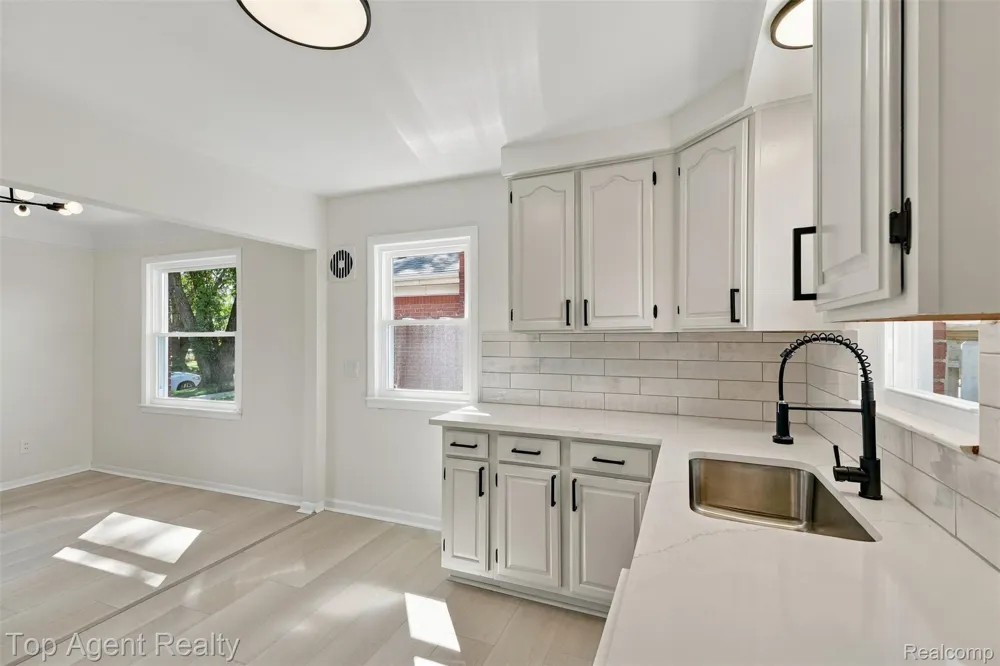 24243 Petersburg Avenue Eastpointe City, MI 48021