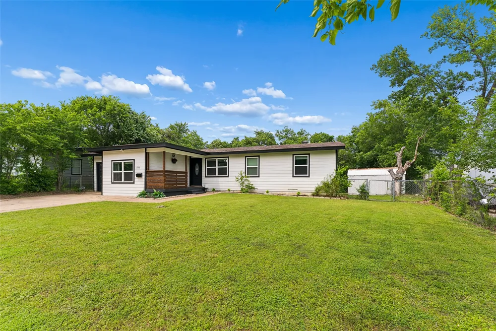 1106 E Strong Parkway Grand Prairie, TX 75050