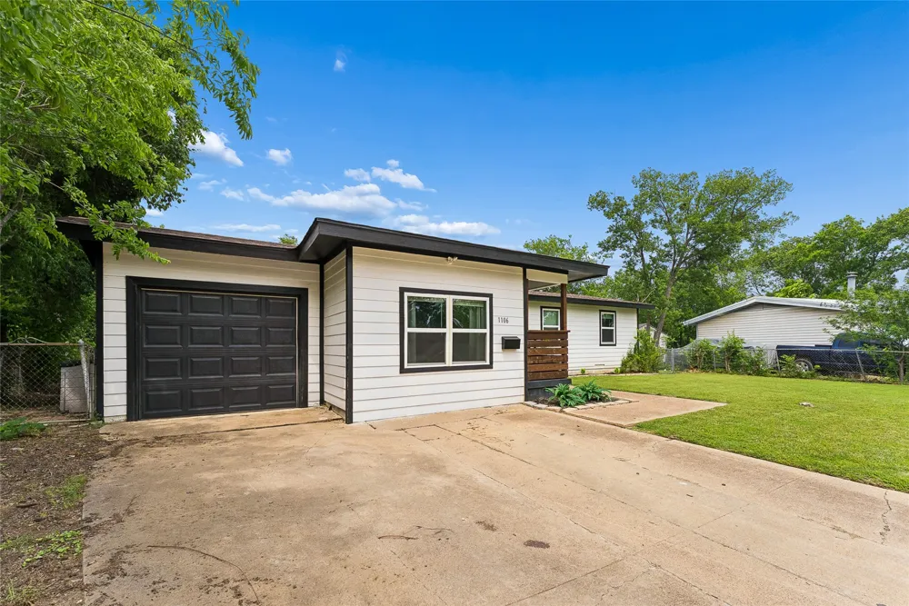 1106 E Strong Parkway Grand Prairie, TX 75050