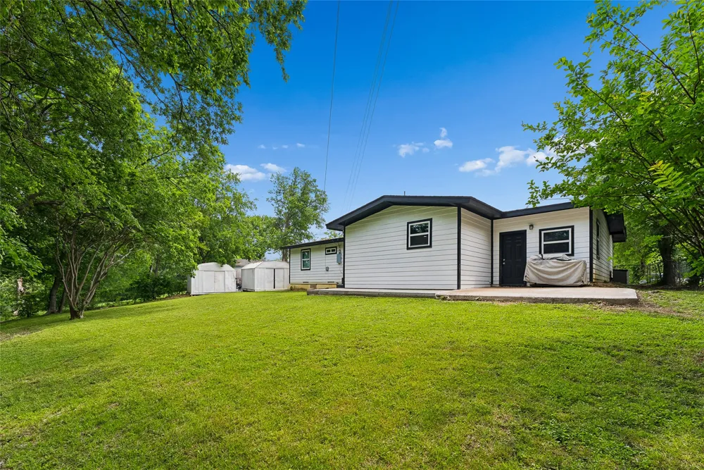 1106 E Strong Parkway Grand Prairie, TX 75050