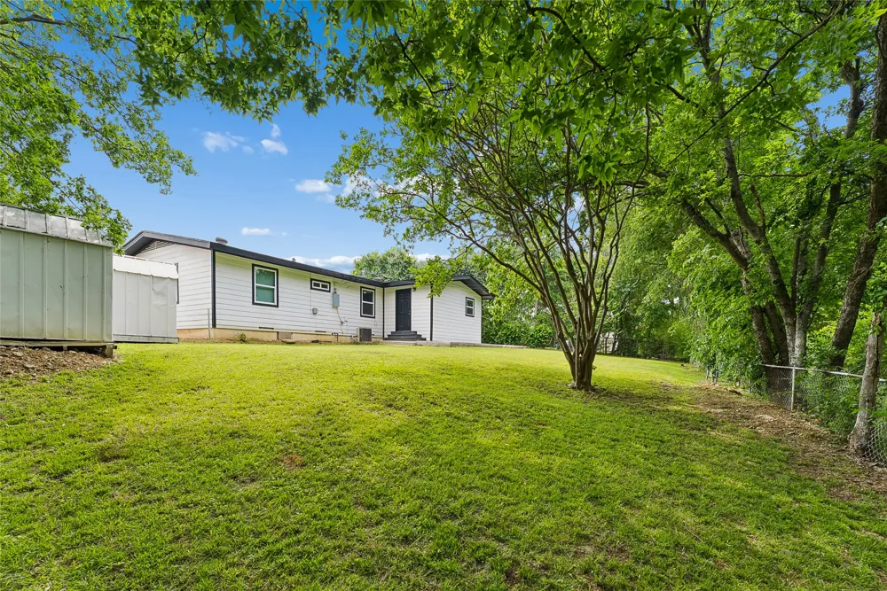 1106 E Strong Parkway Grand Prairie, TX 75050