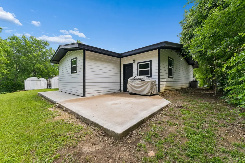 1106 E Strong Parkway Grand Prairie, TX 75050