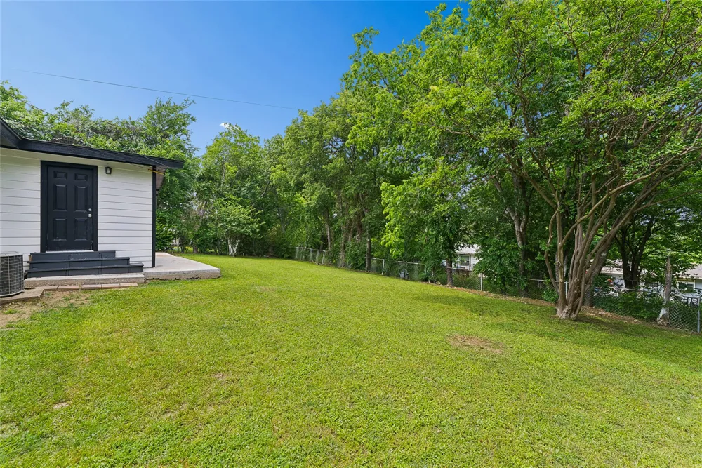 1106 E Strong Parkway Grand Prairie, TX 75050