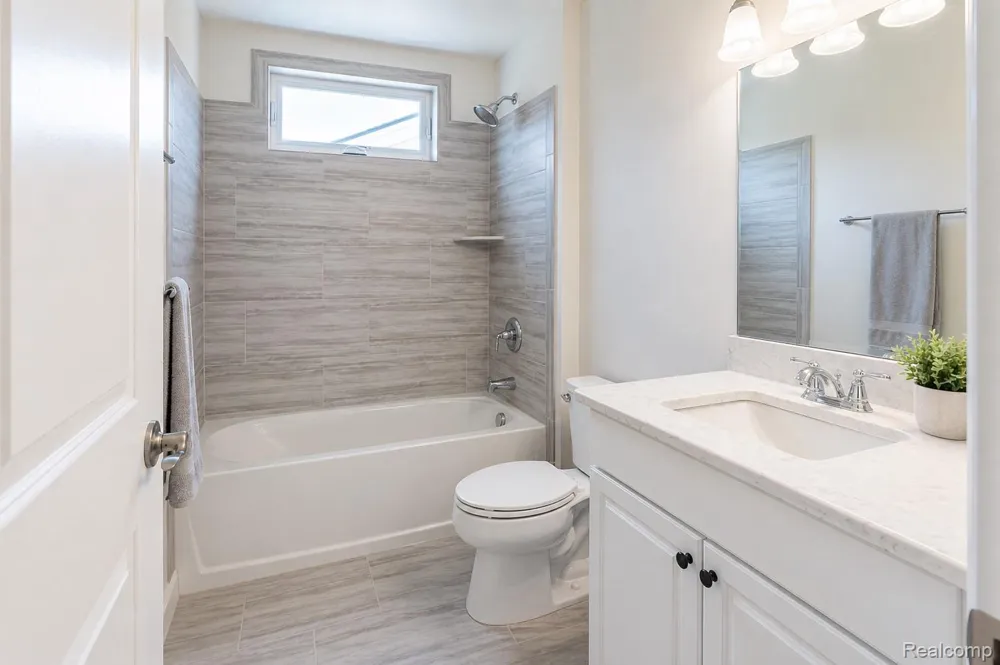 5545 Helmsdale Boulevard West Bloomfield Charter Township, MI 48322