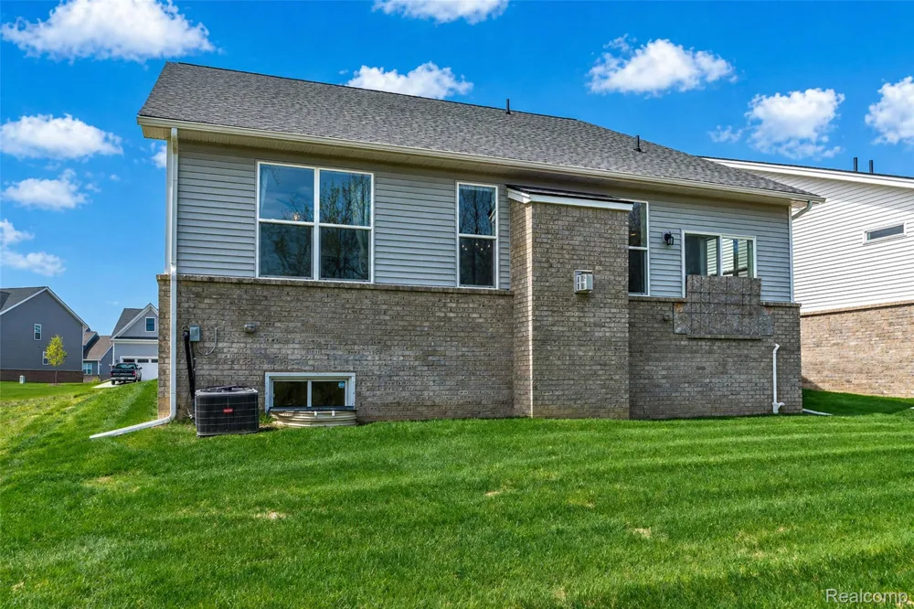 5545 Helmsdale Boulevard West Bloomfield Charter Township, MI 48322