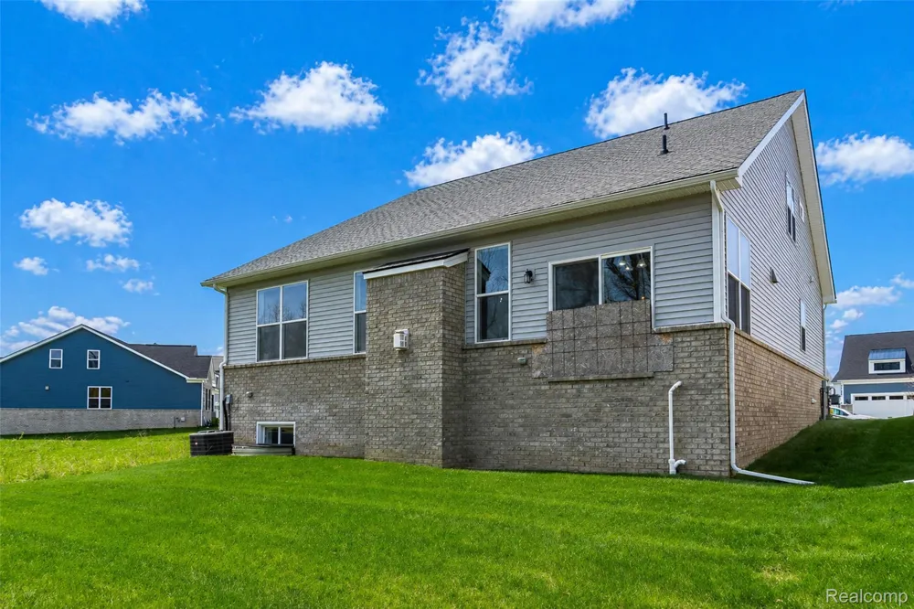 5545 Helmsdale Boulevard West Bloomfield Charter Township, MI 48322