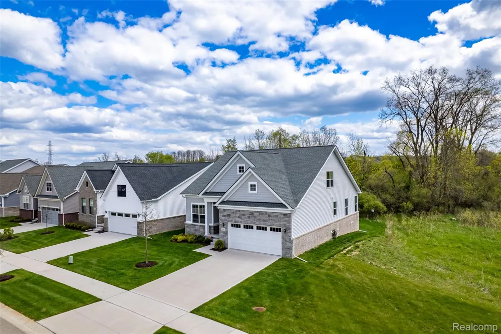 5545 Helmsdale Boulevard West Bloomfield Charter Township, MI 48322