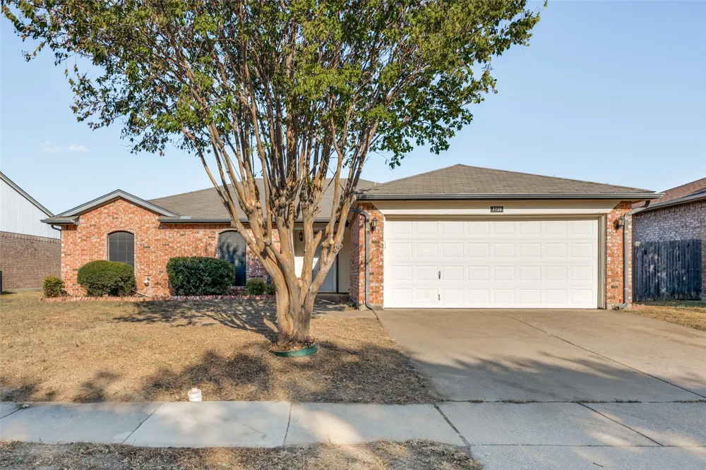 7728 Liz Lane Watauga, TX 76148