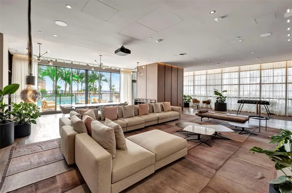 159 NE 6th St #3901 Miami, FL 33132