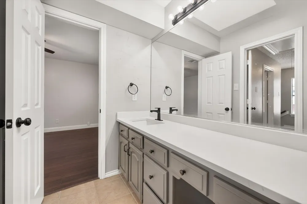 523 Cooper Street Grand Prairie, TX 75052