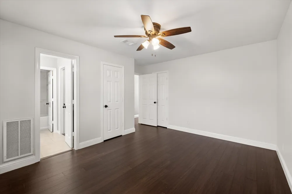 523 Cooper Street Grand Prairie, TX 75052