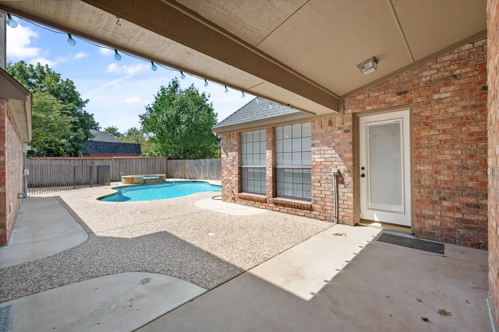 523 Cooper Street Grand Prairie, TX 75052
