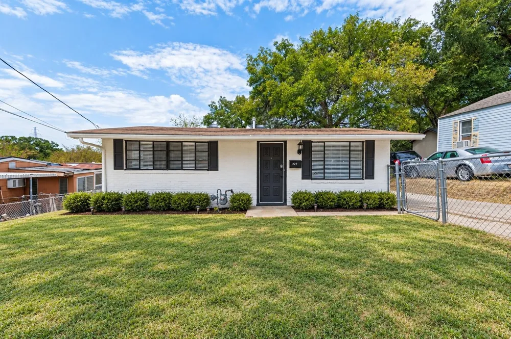 227 S Justin Avenue Dallas, TX 75211