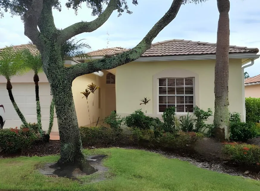 8600 PINE CAY West Palm Beach, FL 33411